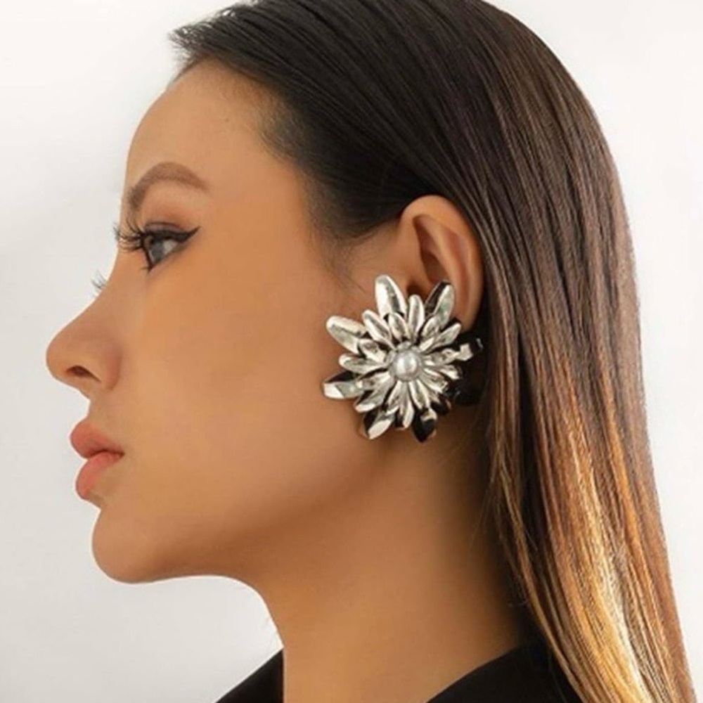 NEW Gorgeous Silver & Pearl Floral Earrings~ Silver